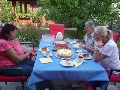 Gäste im Garten bei leckerem Kuchen