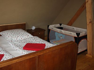 großes Schlafzimmer mit Kinderbett Fuchs